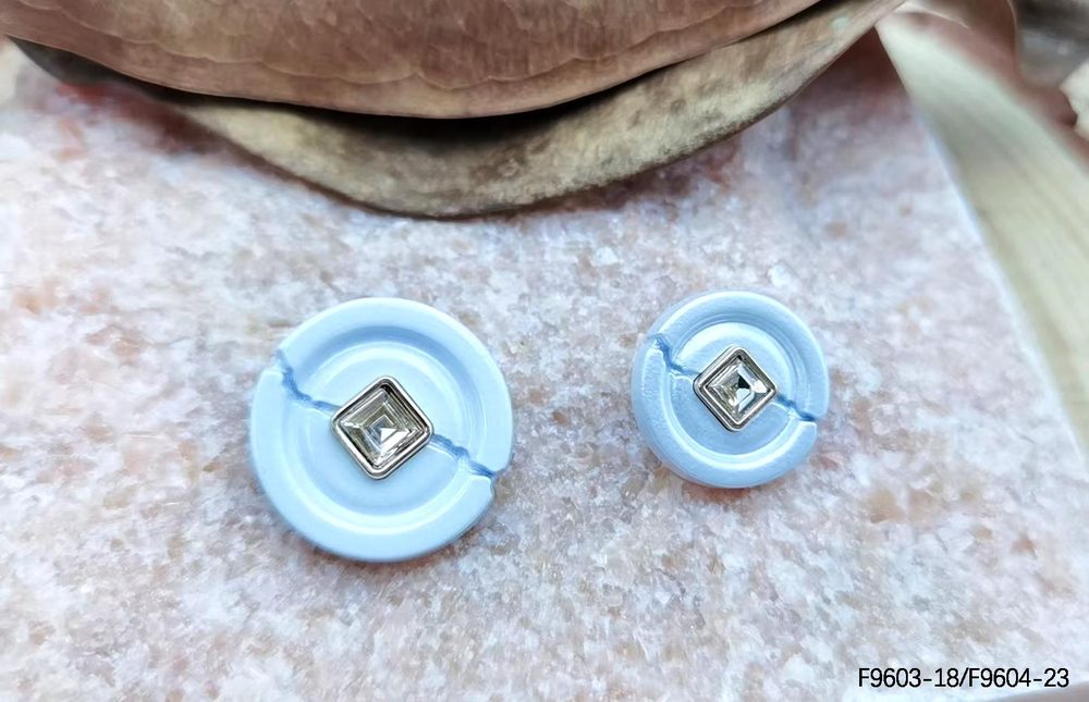 Metal Decorative Sew-On Buttons in Two Sizes for Coats and Suits