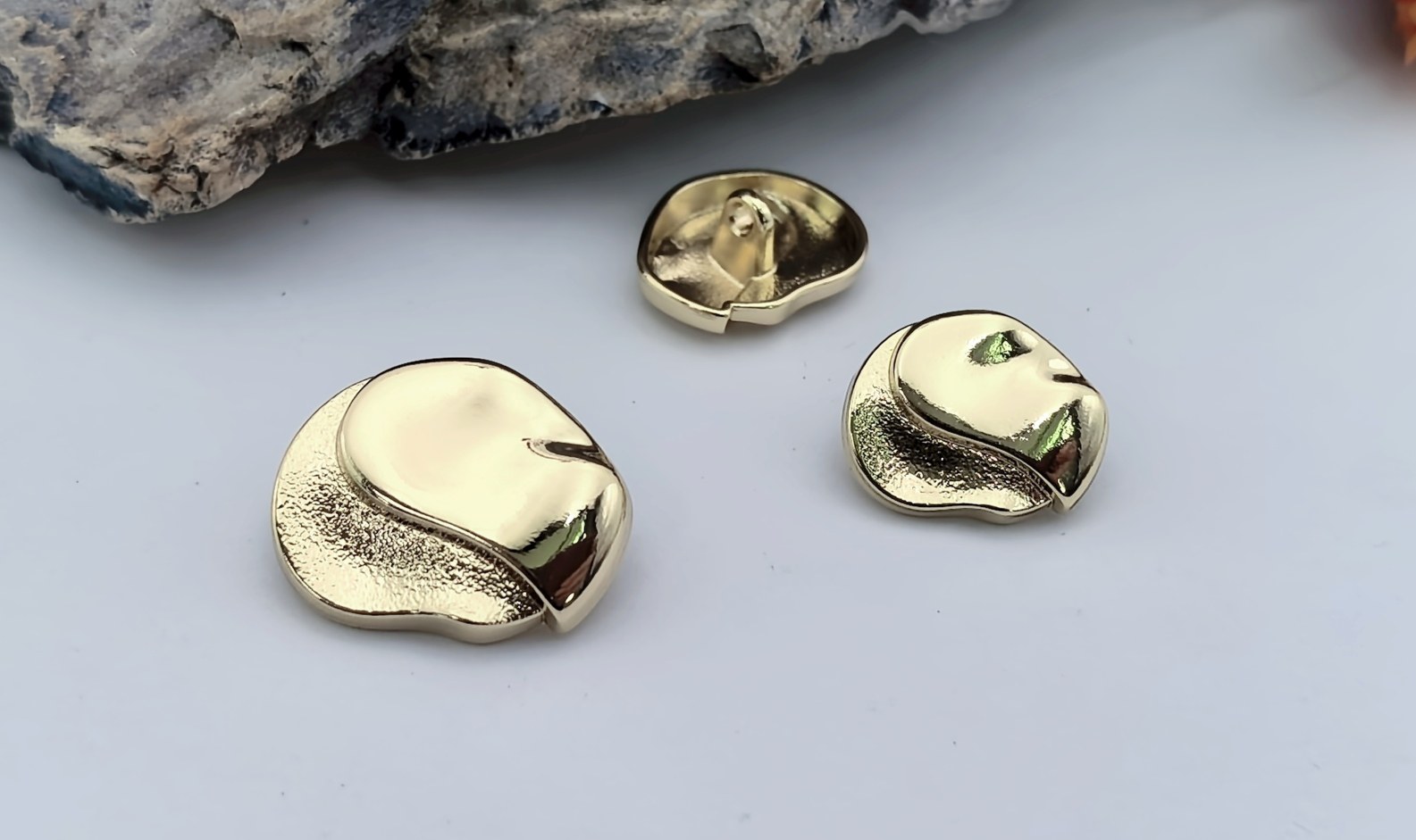 Sew-on Button F80250-18/F80251-23
