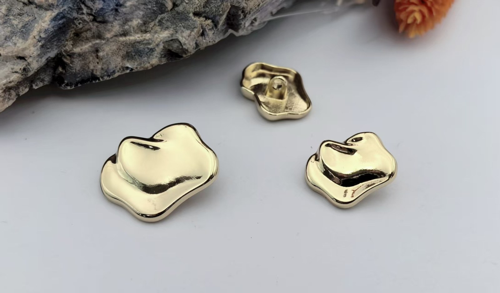Sew-on Button F80260-18/F80261-23