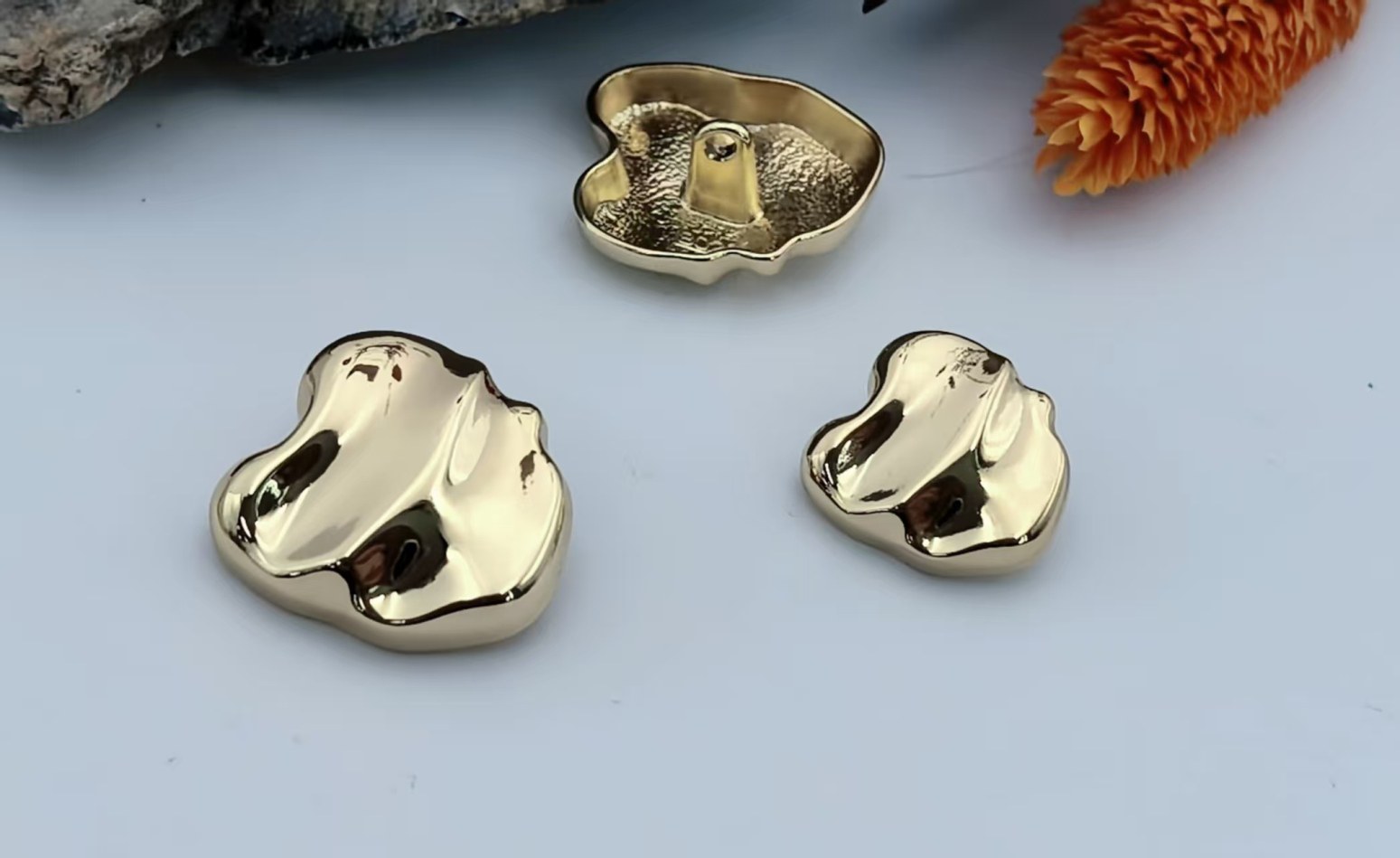 Sew-on Button F80278-18/F80279-23